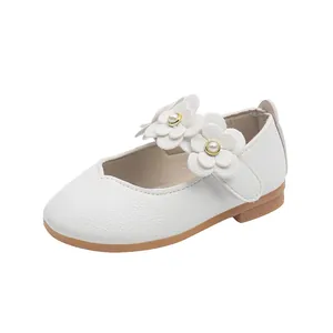 Detailansicht weißer Mary Jane Mädchenschuhe mit Lederblumen und Perlenverzierung
