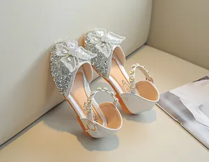 Détails des chaussures pailletées pour filles avec nœud en strass et bride en perles