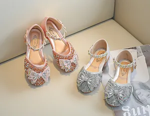Vue détaillée des chaussures Mary Jane à paillettes avec gros nœud en strass et perles