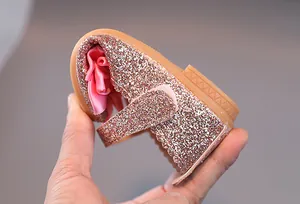 Makroaufnahme der flexiblen rutschfesten Gummisohle der rosa Pailletten Prinzessinnenschuhe