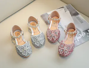 Gros plan de paillettes, strass et perles sur d'élégantes chaussures de princesse pour fille