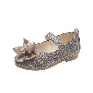 Detail der glitzernden Mary Jane Ballerinas für Mädchen mit Satinschleife und Klettverschluss