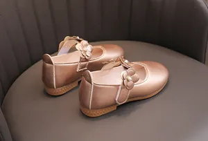 Detailansicht der roségoldenen Mary Jane Schuhe mit 3D-Blumenperlen und Lederstruktur