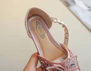 Détail des chaussures princesse roses à paillettes pour filles avec nœud brillant