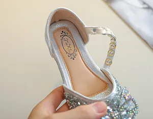 Vue détaillée des chaussures Mary Jane argentées à paillettes pour filles avec nœud strass
