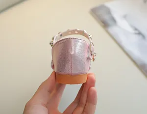 Vue détaillée arrière de chaussures Mary Jane roses métallisées avec strass et semelles