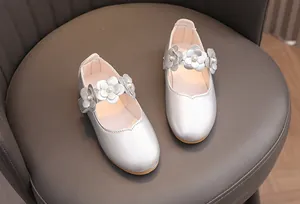 Silberne Mary Jane Schuhe für Mädchen mit Lederblumen und edlen Kunstperlen-Verzierungen