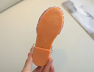 Détail de chaussure rose pailletée pour fille avec semelle antidérapante et taille 28
