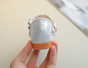 Détails de chaussures pailletées argentées pour filles avec boucle et strass brillants