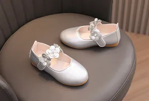 Detailansicht silberner Mary Jane Schuhe für Mädchen mit 3D-Blüten und Antirutschsohle