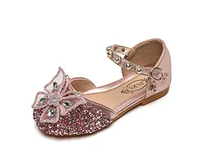 Détail de chaussures roses à paillettes pour filles avec nœud en strass et bride en perles