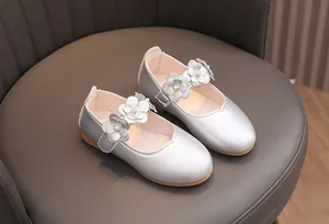 Silberne Mary Jane Mädchenschuhe mit drei Lederblumen und Perlenverzierung am Riemen