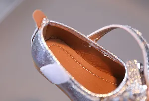 Gros plan détaillé de chaussures princesse pailletées argent avec coutures et semelle