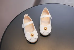 Détail de chaussure Mary Jane blanche pour fille avec nœud texturé et perle dorée