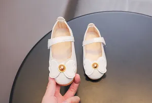 Détails de chaussures Mary Jane blanches avec nœud papillon et perle dorée pour filles