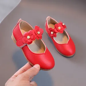 Rote Mädchen Mary Jane Schuhe mit Lederblumen und Perlen auf strukturiertem Kunstleder