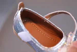 Dettaglio scarpe bimba con paillettes argento che mostra la fodera morbida e le cuciture