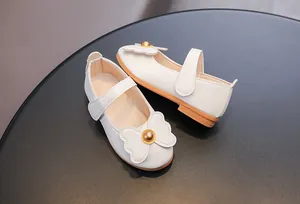 Détail de chaussures Mary Jane blanches avec nœud et semelle en caoutchouc antidérapante
