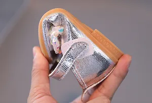 Dettaglio della suola flessibile delle scarpe da principessa con paillettes argento