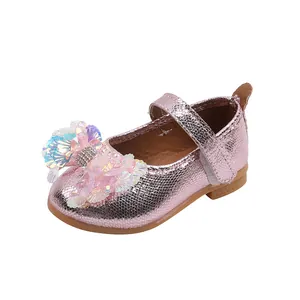 Dettaglio scarpa principessa bambina rosa glitter con fiocco di paillettes e diamante