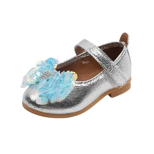 Dettaglio di mary jane argento per bambina con fiore di paillettes e velcro