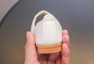 Détail de la semelle antidérapante et du cuir grainé de ces chaussures Mary Jane pour filles
