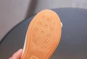Détail de la semelle antidérapante en caoutchouc marron avec taille 25 pour fille