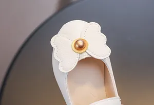 Détails de chaussures pour filles en crème avec nœud papillon en cuir et perle dorée