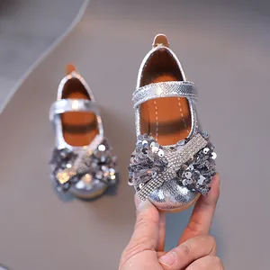 Chaussures Mary Jane argentées pour filles avec nœud pailleté et accents de diamants
