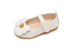 Détail de chaussure princesse blanche avec nœud en cuir et perle dorée décorative
