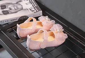 Vue détaillée de chaussures Mary Jane roses pour filles avec nœud en résille et perle