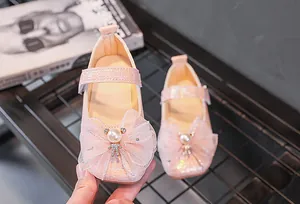 Vue détaillée des chaussures plates roses pour filles avec nœud et ours en perles