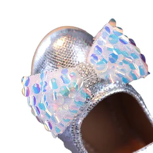 Scarpe principessa bambina con paillettes argento, grande fiocco in rete e strass