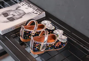 Details von Pailletten Mary Jane Mädchenschuhen mit Silberschleife und Klettverschluss