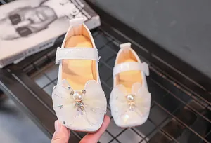 Vue détaillée des chaussures Mary Jane tressées avec nœud en tulle et breloque perle