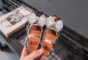 Detailansicht der glitzernden Prinzessinnenschuhe mit silberner Schleife und Strass