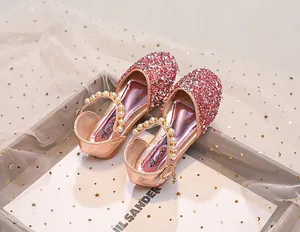 Détail de chaussures de princesse roses pour filles avec strass brillants et perles