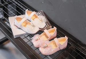 Détail de chaussures Mary Jane pour filles avec breloques couronne et nœuds en tulle