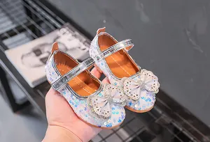 Detail von funkelnden Pailletten-Ballerinas für Mädchen mit Strass-Schleife und Klettband