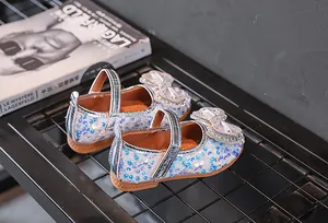 Detail der glitzernden Mary Jane Schuhe für Mädchen mit Pailletten und Schleifen-Applikation