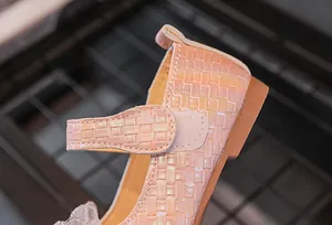 Détail de chaussures Mary Jane roses pour filles avec texture tissée et nœud en dentelle