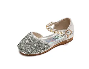 Détail de chaussures de princesse argentées à paillettes pour filles avec bride perle