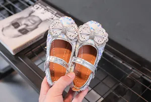 Detail der Pailletten Mary Jane Mädchenschuhe mit Strassschleife und Metallriemen