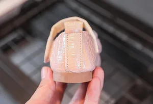 Détail de chaussures Mary Jane tressées roses pour filles avec semelle en gomme antidérapante