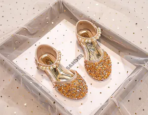 Détail de chaussures Mary Jane à paillettes pour filles avec bride en perles et boîte