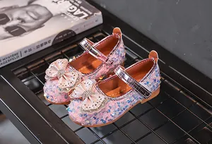Detailansicht der rosa Pailletten-Prinzessinenschuhe für Mädchen mit Strass-Schleife