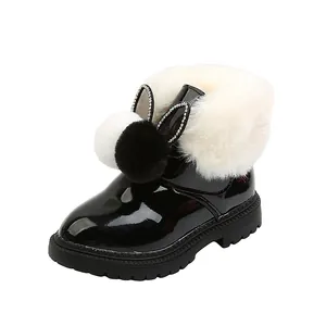 Bottes de neige enfant en cuir verni noir avec garniture en fausse fourrure et oreilles