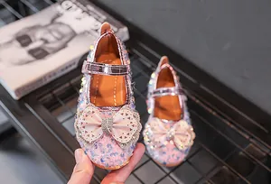 Nahaufnahme der rosa glitzernden Prinzessinnenschuhe für Mädchen mit großer Schleife