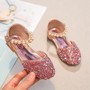 Détails des paillettes roses et perles blanches sur chaussures Mary Jane filles