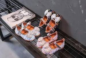 Detail der glitzernden Mary Jane Prinzessinnenschuhe mit Pailletten und Klettverschluss